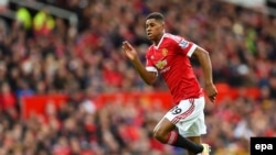 Marcus Rashford de Manchester United court lors du match de football anglais de Premier League contre Aston Villa à Old Trafford, 16 avril 2016. epa/ PETER POWELL 