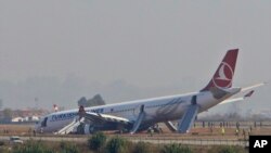 Pesawat jet milik maskapai penerbangan Turkish Airlines terlihat di tepi landasan pacu setelah mendarat di bandara Internasional Tribhuwan di Kathmandu, Nepal yang licin dan berkabut (4/3).