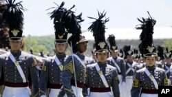 Taruna Isabella Minter (tengah) bersama para taruna senior dalam Hari Parade di Akademi Militer AS di West Point, New York, 22 Mei 2019.