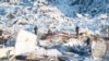Tim SAR melanjutkan upaya pencarian korban di lokasi longsor di Ask, Norwegia 4 Januari 2021. (NTB / Terje Pedersen via REUTERS)
