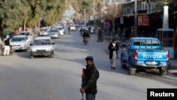 Seorang polisi tengah berjaga di sebuah pos pemeriksaan di provinsi Farah, Afghanistan (Foto: dok). 