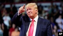 Rais wa zamani Donald Trump akielekeza umati wa watu alipowasili kuhutubia mkutano wa hadhara Julai 22, 2022. AP