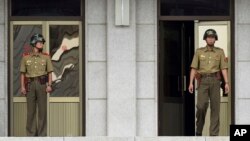 한국전 정전협정 64주년인 27일 판문점에서 북한 병사들이 한국 측을 바라보면서 경계 근무를 서고 있다.