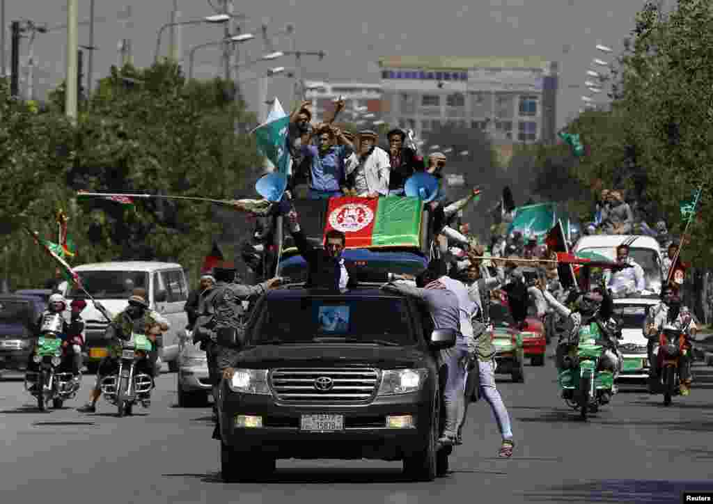 Thousands of Afghans protest to support presidential candidate Abdullah Abdullah, in Kabul, June 27, 2014. 