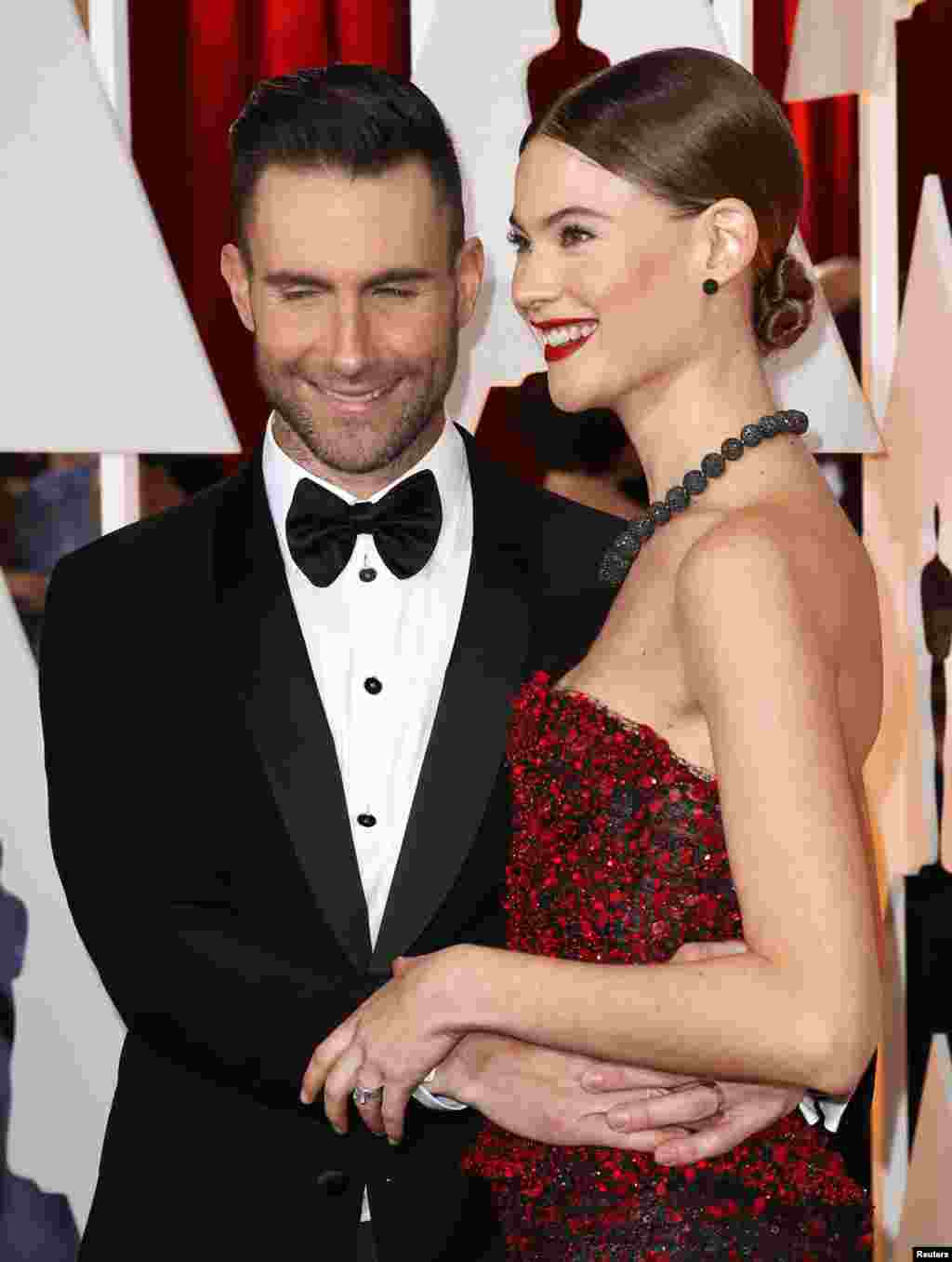 Le chanteur Adam Levine et son épouse Behati Prinsloo arrivent à la cérémonie des 87e Oscars à Hollywood, California 22 Février 2015.