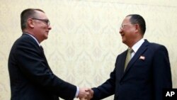 Menteri Luar Negeri Korea Utara Ri Yong Ho, kanan, dan Wakil Sekretaris Jenderal Jeffrey Feltman berjabat tangan di Mansudae Assembly Hall di Pyongyang, Korea Utara, 7 Desember 2017. 