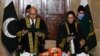 Ketua MA Pakistan Gulzar Ahmed (kiri) memimpin upacara sumpah jabatan Ayesha Malik (kanan) sebagai Hakim Agung di Islamabad, Senin (24/1). 