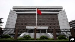 Bendera China berkibar di depan Pengadilan Nomor 1 Shanghai, tempat persidangan Stern Hu, pejabat eksekutif perusahaan tambang Australia, Rio Tinto, 22 Maret 2010.