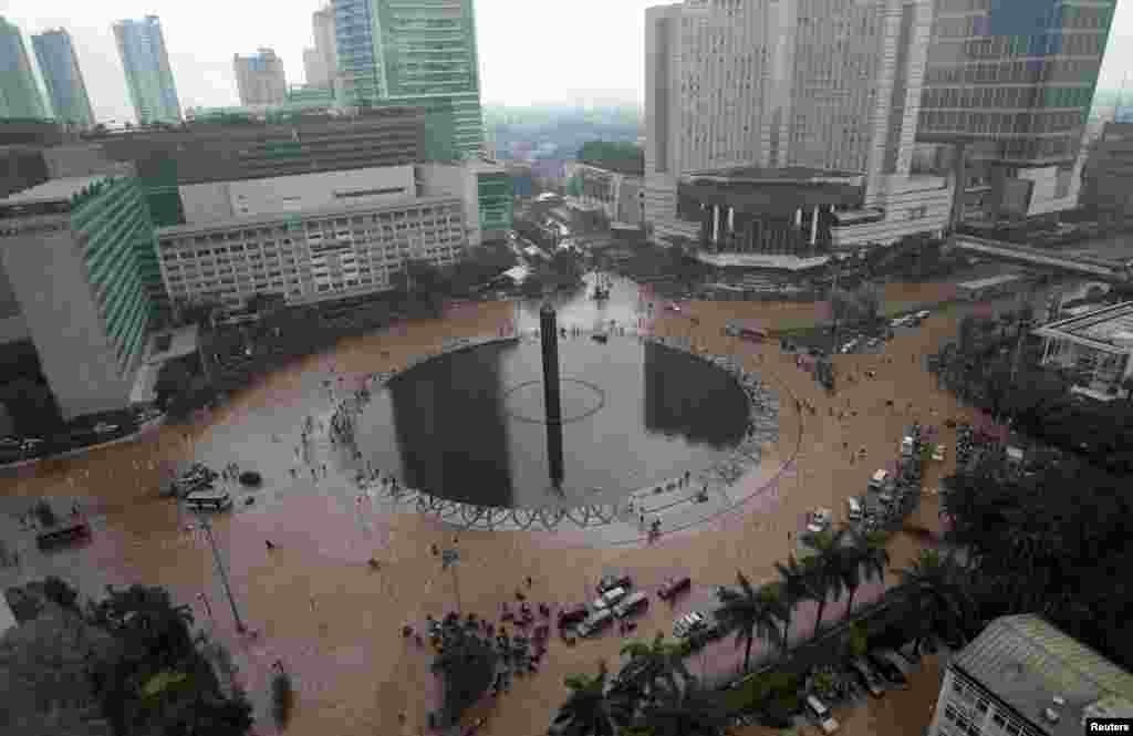 An unusual empty Bundaran Hotel Indonesia traffic circle is seen during floods in central, Jakarta, Indonesia, January 17, 2013. 
