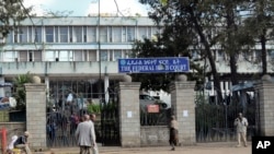 Des piétons passent devant la Haute Cour fédérale à Addis Abeba, en Ethiopie, 1er novembre 2011.