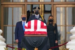 Presiden Donald Trump dan ibu negara Melania Trump memberi penghormatan terakhir pada Hakim Ruth Bader Ginsburg di Gedung Mahkamah Agung, 24 September 2020, di Washington. (Foto: AP)