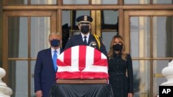 Rais Donald Trump na mkewe Melania Trump wakitoa heshima zao kwa mwili wa hayati Ruth Bader Ginsburg uliowekwa jengo la Mahakama ya Juu Sept. 24, 2020, mjini Washington.