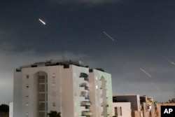 Sistem pertahanan udara Iron Dome Israel diluncurkan untuk menangkal rudal-rudal yang ditembakkan dari Iran, di Israel bagian tengah, pada 14 April 2024. (Foto: AP)