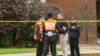 Des policiers surveillant la synagogue à la suite d'une fusillade à Pittsburgh, le 27 octobre 2018.