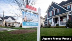 Papan iklan sebuah rumah yang dijual tampak di kawasan Arlington, Virginia di pinggiran Washington, DC (foto: dok). 