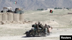 Pasukan khusus Afghanistan berpatroli di Pandola desa dekat lokasi pengemboman AS di distrik Achin provinsi Nangarhar di Afghanistan Timur, 14 April 2017. (Foto: dok.)