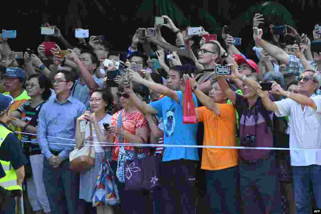 Mutane tsaye a Singapore