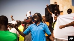 Une foule des manifestants exige que le pouvoir soit remis aux civils à la Place de la Nation à Ouagadougou, Burkina Faso, le 2 novembre 2014.
