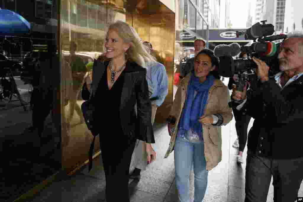 川普的竞选经理康威（Kellyanne Conway）来到川普大楼外面（2016年10月8日） &nbsp;