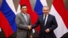 Sekretaris Dewan Keamanan Rusia Sergei Shoigu berjabat tangan dengan Menteri Pertahanan Sjafrie Sjamsoeddin setelah pertemuan mereka di Jakarta, 25 Februari 2025. (Foto: Ajeng Dinar Ulfiana/Reuters)