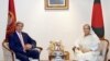 US Secretary of State John Kerry (L) and Bangladesh Prime Minister Sheikh Hasina pose for a photograph during a meeting in Dhaka, Aug. 29, 2016.