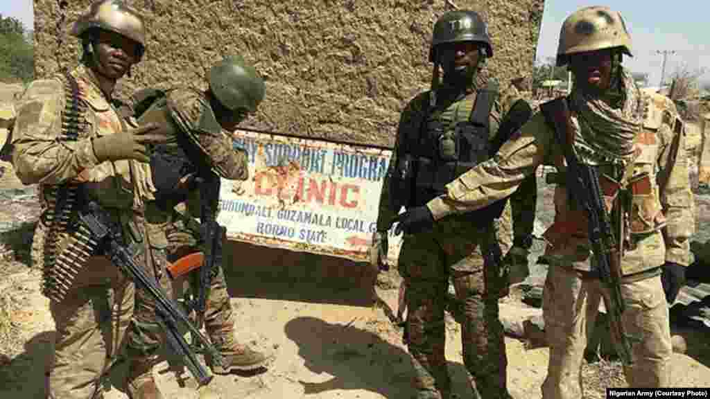 Sojojin Najeriya a garin Gudumbali dake Jihar Borno a bayan an kwato garin. An samu hoton bayan da zaratan sojojin Najeriya suka sake fatattakar 'yan Boko Haram daga garin dake Jihar Borno