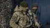 Prajurit terlihat di dekat Cillage of Zolote, daerah pelepasan pemerintah dan pasukan pemberontak yang didukung Rusia, di wilayah Ukraina timur Luhansk, Ukraina, 2 November 2019. (Foto: REUTERS/Gleb Garanich)