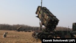 Les troupes américaines lors d'un exercice conjoint avec les troupes polonaises du 37e escadron de défense antimissile à Sochaczew, Pologne, 21 mars 2015. 