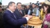 So'g'd va Samarqand viloyati rahbarlari chegara ochilishi tantanasini non-tuz tatish bilan boshladi.