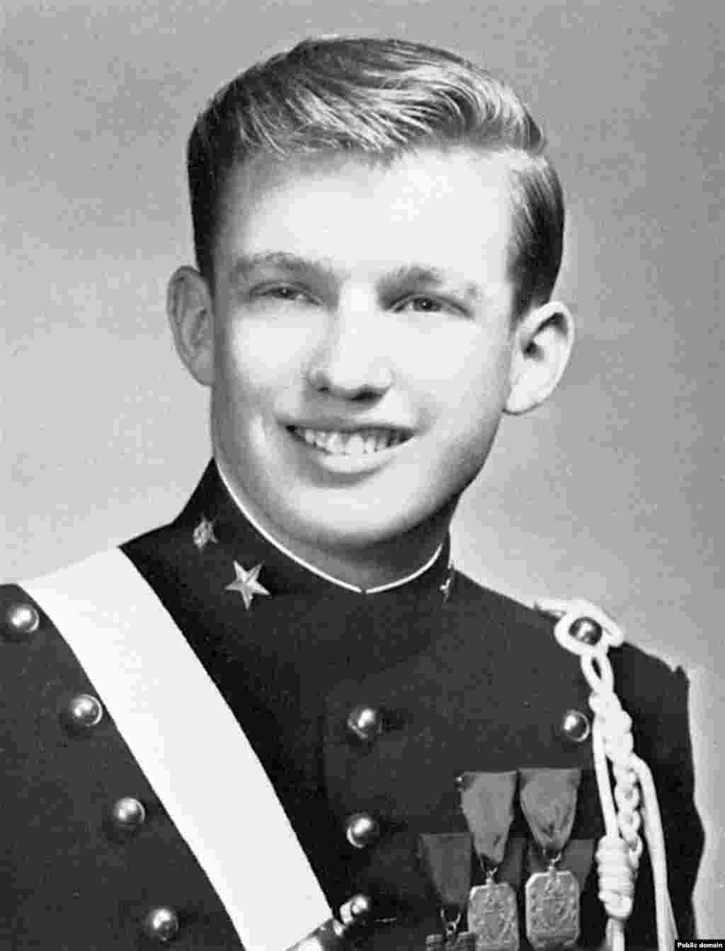 លោក Donald Trump ពេលជាយុវជនមួយរូបនៅសាលាយោធាញូវយ៉ក នៅឆ្នាំ១៩៦៤។ 