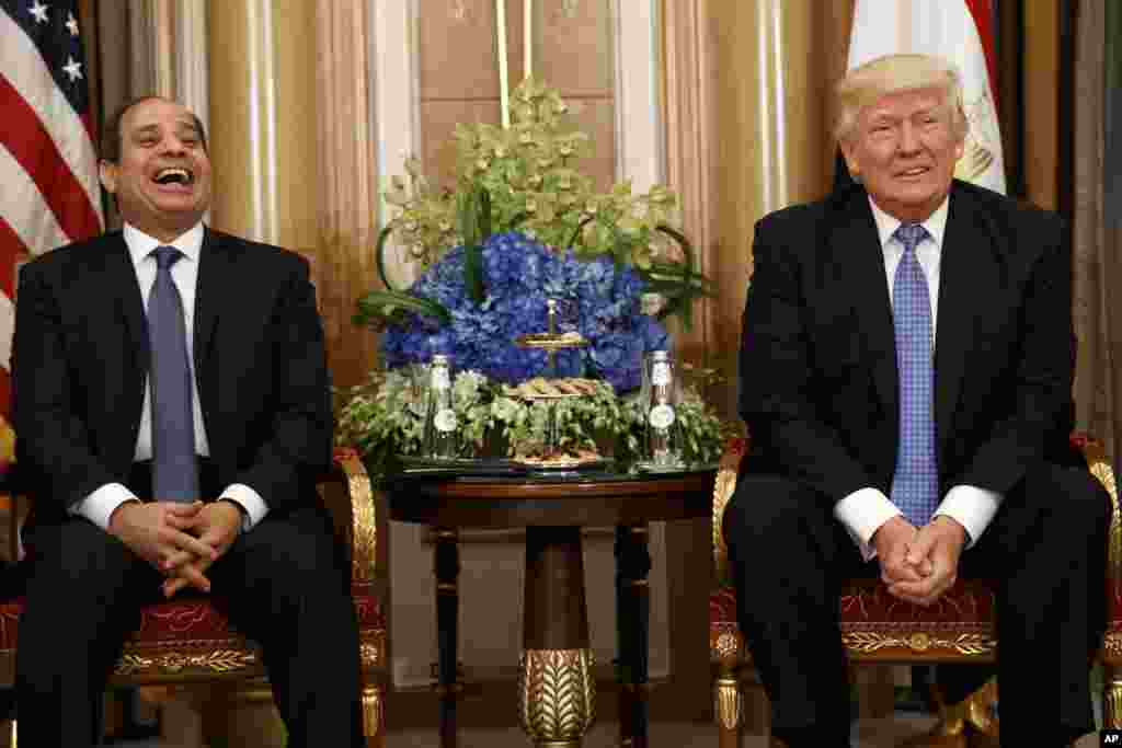 Shugaban kasar Amurka Donald Trump na shakatawa tare da shugaban kasar Masar Abdel Fattah al-Sisi a lokacin wata ganawa a babban birnin kasar dake Riyadh, kasar Saudi Arabia, ranar Lahadi 21 ga watan Mayiu shekarar 2017. 