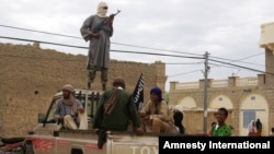 Para anggota kelompok militan Islamis Ansar Dine siaga di Timbuktu, Mali utara (foto: dok).