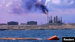 Pelabuhan dan penyulingan minyak Zawiya di sebelah barat Tripoli, Libya (foto: dok).