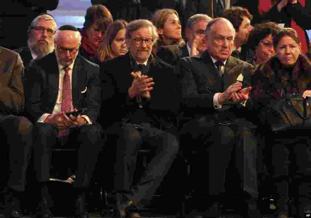 Sutradara Steven Spielberg (baris depan, kedua dari kiri) hadir di upacara peringatan resmi di bekas kamp Nazi Birkenau di Oswiecim, Polandia (27/1).&nbsp;​(AP/Czarek Sokolowski)