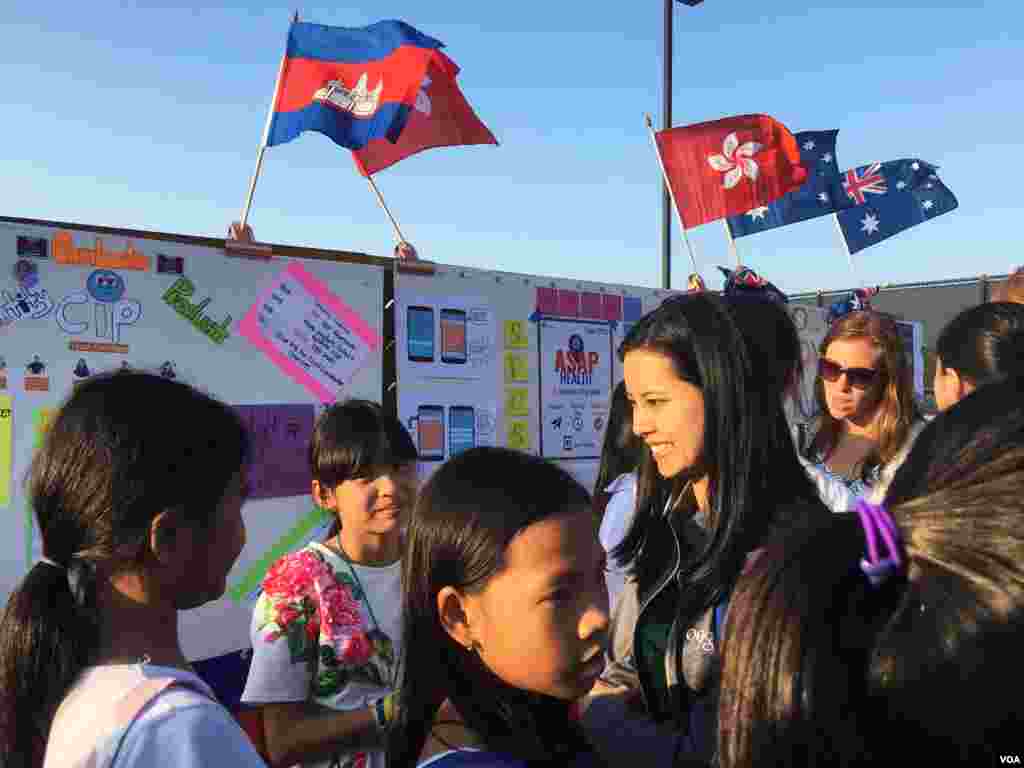 កញ្ញា Pauline Seng ជាខ្មែរអាមេរិកាំងនិងជាអ្នកគ្រប់គ្រងកម្មវិធីមួយរូបនៅក្រុមហ៊ុន Google ជជែកជាមួយកុមារីទាំង៥ដែលបានបង្កើតកម្មវិធីលក់ផលិតខ្មែរតាមទូរស័ព្ទ Cambodia Identity Product នៅបញ្ជររបស់ពួកគេក្បែរយុវតីពីប្រទេសឥណ្ឌានិងក្រុងហុងកុង ខណៈដែលពួកគេកំពុងរង់ចាំវេនដើម្បីធ្វើការបង្ហាញកម្មវិធីនេះ (Pitch) ជាចុងក្រោយនៅក្នុងការប្រកួតផ្តាច់ព្រ័ត្រ Technovation Challenge World Pitch Summit នៅទីស្នាក់ការកណ្តាលក្រុមហ៊ុន Google នៅក្រុង Mountain View រដ្ឋកាលីហ្វរញ៉ា សហរដ្ឋអាមេរិក កណ្តាលតំបន់បច្ចេកវិទ្យា Silicon Valley រដ្ឋកាលីហ្វ័រញ៉ា កាលពីថ្ងៃព្រសហ្បតិ៍ទី១០ ខែសីហា ឆ្នាំ២០១៧។ (សឹង សុផាត/VOA)