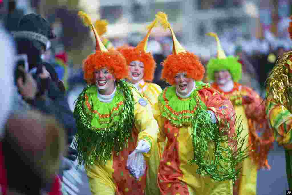 Clowns interact with the crowd at the 91st Macy's Thanksgiving Day Parade, Nov. 23, 2017, in New York.