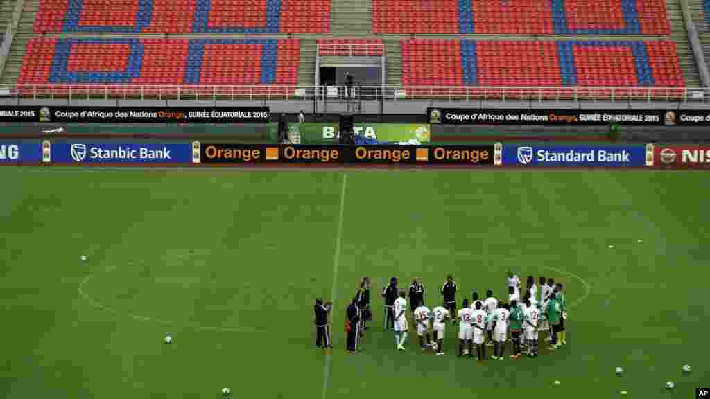 Claude LeRoy, entraîneur de l'équipe nationale du Congo parle à ses joueurs au cours d'une séance d'entrainement avant le match d'ouverture de la Coupe d'Afrique des Nations de football à Bata, en Guinée équatoriale, le vendredi 16 janvier 2015.