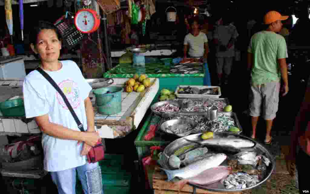 A fish market in Masinloc, Zambales, in the Philippines. (D. Schearf/VOA)