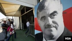 Poster Alm. Rafik Hariri di pintu masuk makamnya di Beirut. Pengadilan dukungan PBB memperluas penyeldikan terhadap serangan atas 3 politisi lainnya.