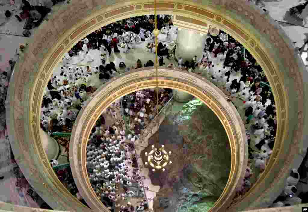Para jemaah berdoa di dekat bukit Safa dalam ibadah Umrah pada malam Laylatul-Qadr, di Masjidil Haram, Mekkah, Saudi Arabia.