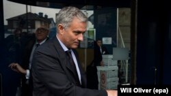 Le manager de Manchester United, Jose Mourinho, en train de quitter le tribunal du South London Employment à Croydon, dans le sud de Londres, en Grande-Bretagne, le 07 juin 2016. 