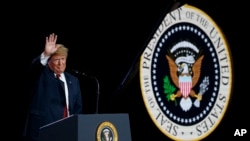 Presiden Donald Trump melambaikan tangan setelah berpidato di fasilitas milik Foxconn, hari Kamis, 28 Juni 2018, di Mt. Pleasant, Wis. (foto: AP Photo/Evan Vucci)