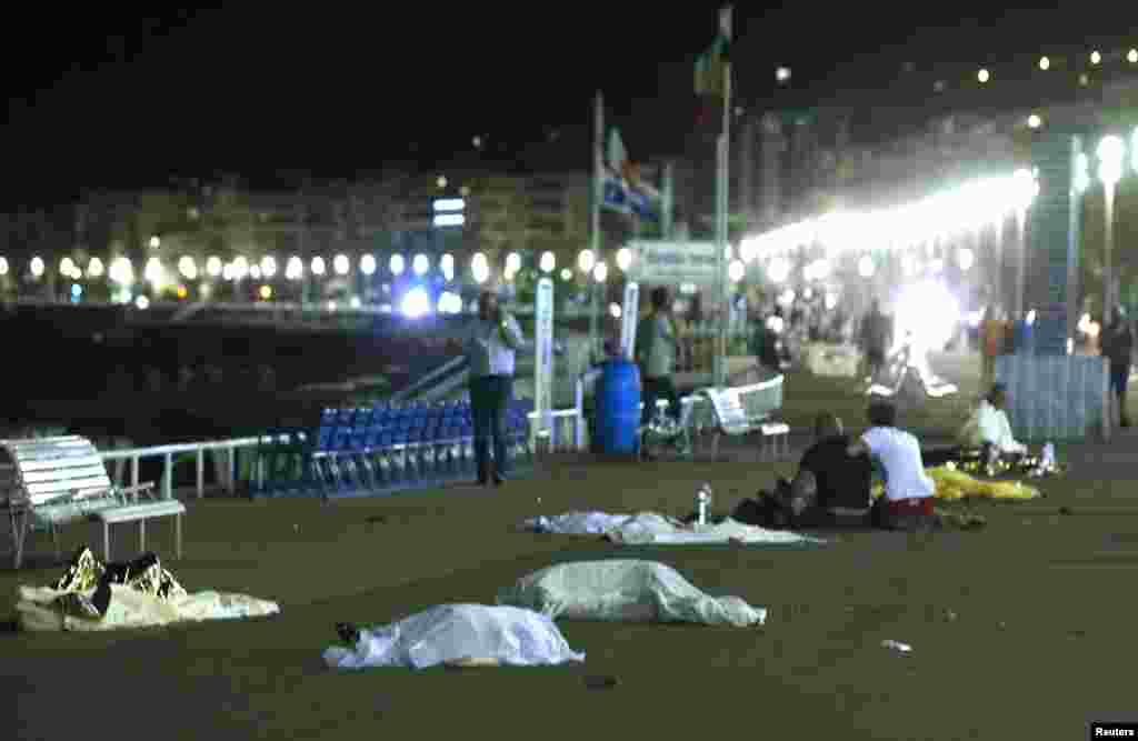 Mayat-mayat bergeletakan setelah sebuah truk menabrak kerumunan massa di Nice, Perancis, dalam perayaan hari libur nasional Hari Bastille (14/7). (Reuters/Eric Gaillard)
