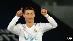 Cristiano Ronaldo, fait signe à ses coéquipiers lors du match entre Gremio et le Real Madrid à Abu Dhabi le 16 décembre 2017