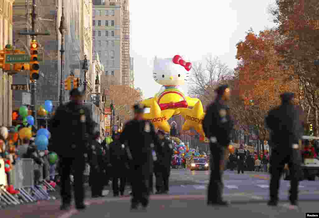 Police walk along Central Park West as the Hello Kitty balloon waits for the start of the 86th Macy's Thanksgiving Day Parade in New York, November 22, 2012.