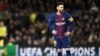 Lionel Messi s’apprête à tirer un coup franc lors du match contre l'AS Roma, Espagne, le 4 avril 2018.