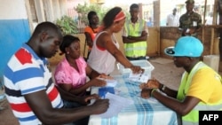 Décompte des voix dans la capitale après les élections générales en Guinée-Bissau, le 18 mai 2014.