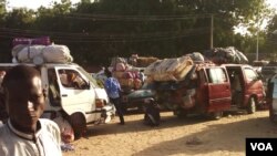 Wasu cikin motocin dake jiran samun rakiyar sojoji kafin su kama hanyar zuwa Gamboru Ngala daga Maiduguri