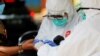 Petugas kesehatan yang mengenakan alat pelindung mengambil sampel darah untuk menguji seorang pria terhadap virus corona (COVID-19) di Bogor, Jawa Barat, 7 April 2020. (Foto: Reuters/Willy Kurniawan)