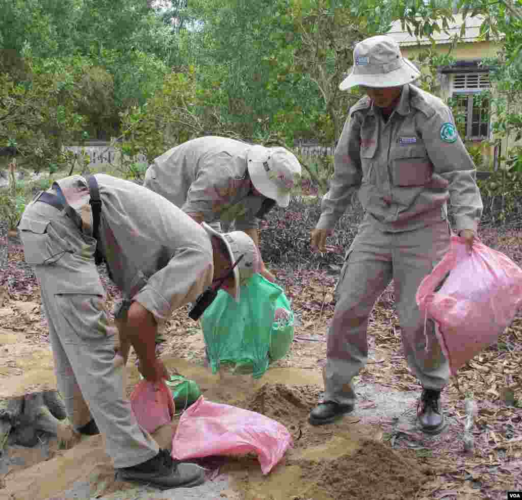 Tim reaksi cepat membersihkan ledakan senjata yang terjadi di dekat sebuah taman kanak-kanak di Quang Tri, Vietnam tengah. (VOA/M. Brown)